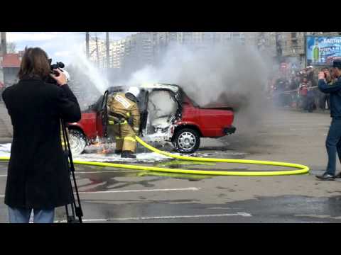 Видео: Как пожарные тушат горящую машину.