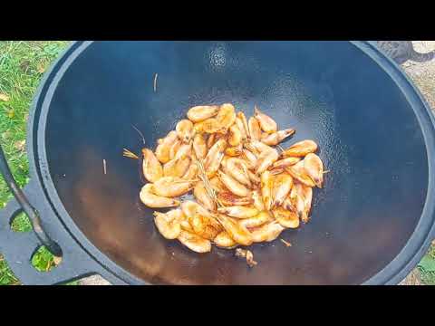 Видео: Креветки жареные в казане на мангале