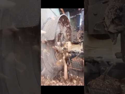 Видео: Как удаляют кору с бревна