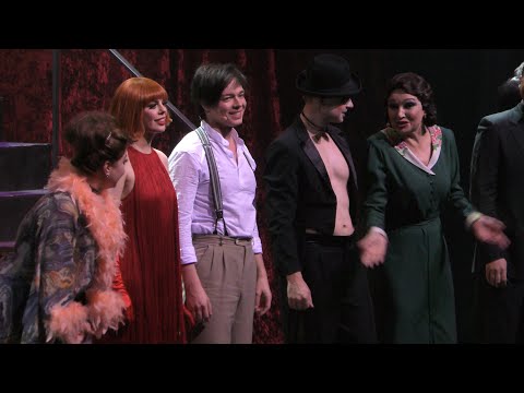 Видео: Поклоны и «Happy New Year» после показа мюзикла «Кабаре» 05.01.2024