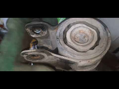 Видео: Форд Фокус 2 снятие переднего рычага передней подвески для замены сайлентблоков или шаровой опоры