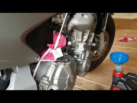 Видео: Замена масла на Honda CB600F Hornet