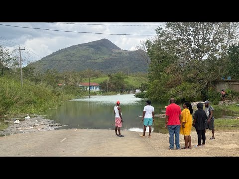 Видео: 🚨 Разрушительное наводнение в Контенте, Манчестер | Быстро поднимающаяся вода попала на камеру! 🌊🇯🇲