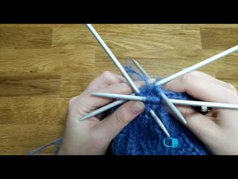 Видео: ПРОСТОЕ ЗАКРЫТИЕ МАКУШКИ ШАПКИ СВЯЗАННОЙ РЕЗИНКОЙ 1НА1