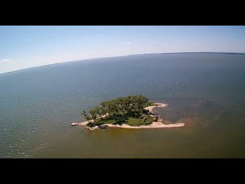 Видео: Кто Хозяин Необитаемого острова! Рыбалка в Калининградском заливе, поиск Судака.
