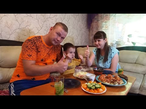 Видео: Семейный мукбанг. Фаршированный кабачок | Family mukbang. Stuffed zucchini