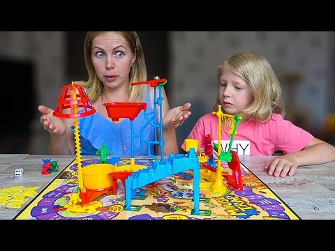 Видео: МИЛАНА Нашла НОВУЮ Игру МЫШИНАЯ ЛОВУШКА! Челлендж Мама и Дочка Для детей от Family Box