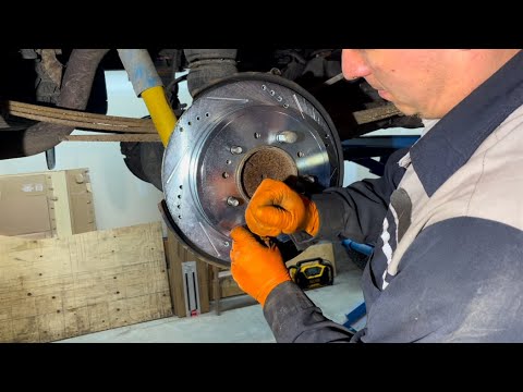 Видео: Инструкции по замене задних тормозных колодок и роторов Toyota Tundra 2007–2021 годов выпуска, а ...