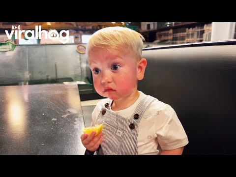 Видео: Малыши впервые пробуют новую еду 🍋😂 ViralHog