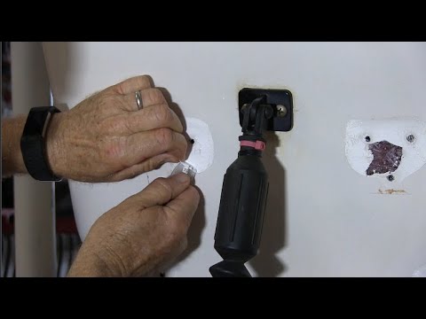 Видео: Часть 1. Как заделать отверстия от шурупов в стеклопластиковой лодке