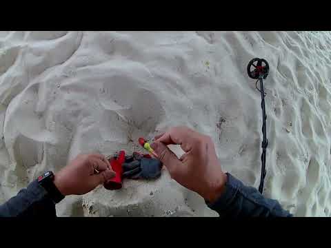 Видео: ЭТО ШОК! Знал бы что такое найду-не спал бы всю ночь! Пляжный коп с металлоискателем на берегу моря!