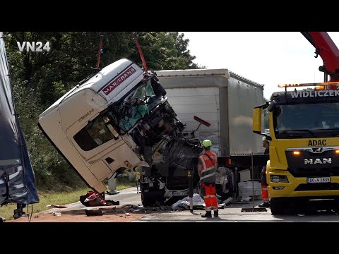 Видео: VN24 - Грузовик врезался в конец пробки на A1 - кабина оторвана