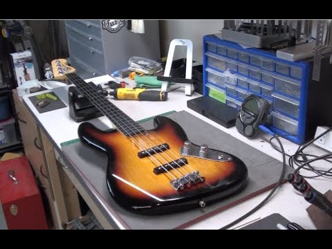 Видео: Настройка безладовой бас-гитары проще, чем вы думаете! Бас-гитара Squier Jazz с четвертьфунтовыми...