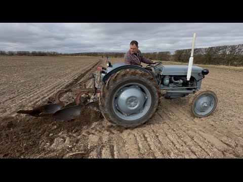 Видео: Как настроить старый ржавый плуг Ferguson