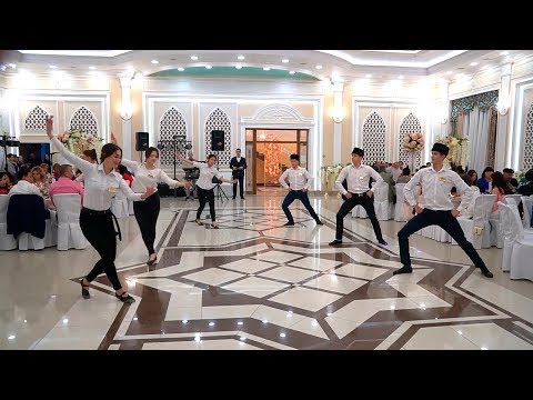 Видео: Зажигательный танец от официантов ресторана Фидан.