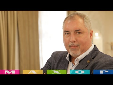 Видео: Ему бы не сторожем работать, а на сцене выступать