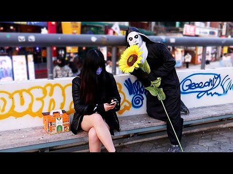 Видео: Она не знает, что за этим ... розыгрыш монахини !! безумная реакция