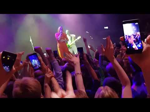Видео: TESSA VIOLET РУССКИЕ ВПЕРЁД (CRUSH) LIVE FULL