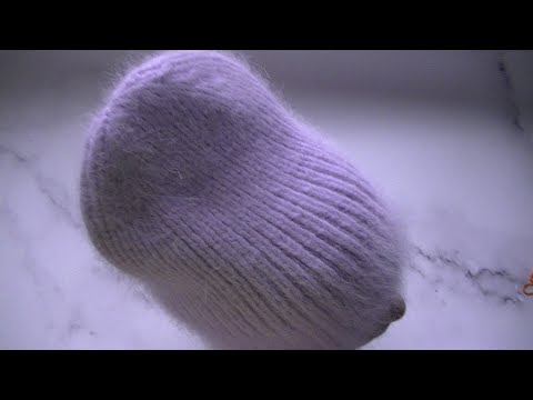 Видео: МОДНАЯ ШАПКА БИНИ РЕЗИНКОЙ 1*1 ИЗ ПРЯЖИ ПУХ НОРКИ СПИЦАМИ.