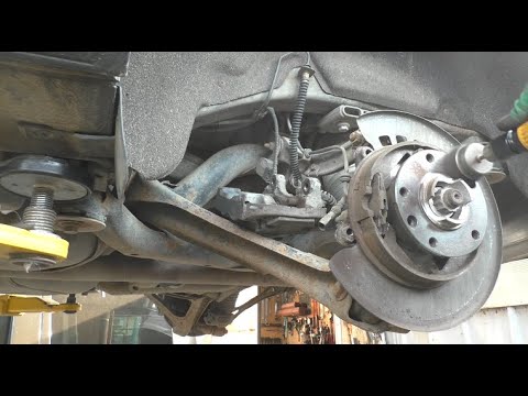 Видео: Замена задних тормозных дисков и колодок на АУДИ Q7 2006 AUDI Q7 3,0 дизель