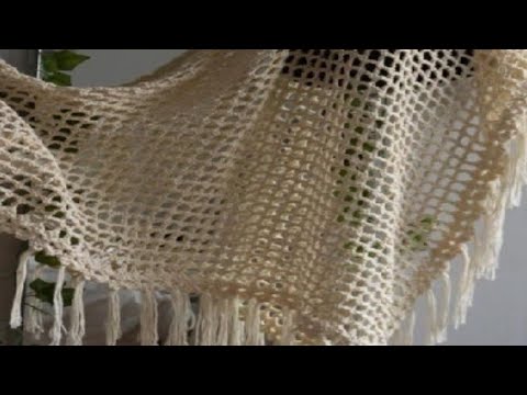 Видео: Как связать изящную шаль крючком быстрым стежком, позволяющим сэкономить много ниток.