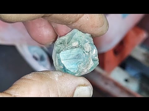 Видео: ПОСМОТРИТЕ КРАСИВЫЙ СИНИЙ КАМЕНЬ, КОТОРЫЙ ВЫХОДИТ ИЗ ВНУТРИ ЭТОГО КАМНЯ