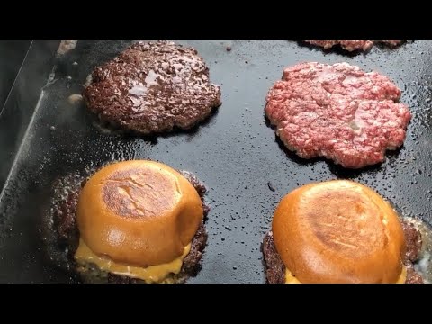 Видео: Готовлю SmashBurgers на Blackstone! Простые и быстрые советы и хитрости для идеальных чизбургеров!