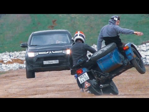 Видео: Меняем колесо Урала НА ХОДУ