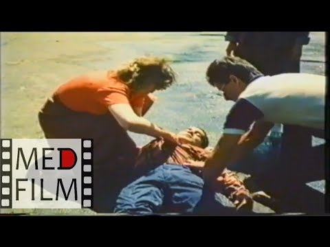 Видео: КРОВОТЕЧЕНИЯ, методы остановки, виды кровотечений, первая помощь © First aid for bleeding