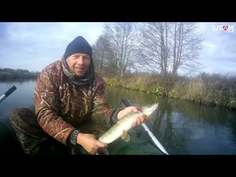 Видео: Рыбалка в Беларуси. Щуки топят кружки. Классный праздничный выход на реку. Выпуск 149.