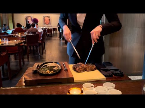 Видео: Как правильно подавать стейк портерхаус в стейк-хаусе, отмеченном звездой Мишлен