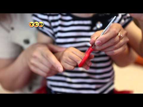 Видео: Как научить малыша пользоваться ножницами. Мамина школа. ТСВ