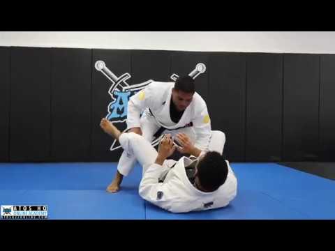 Видео: Под мячом защемление ноги соперника — Андре Гальвао