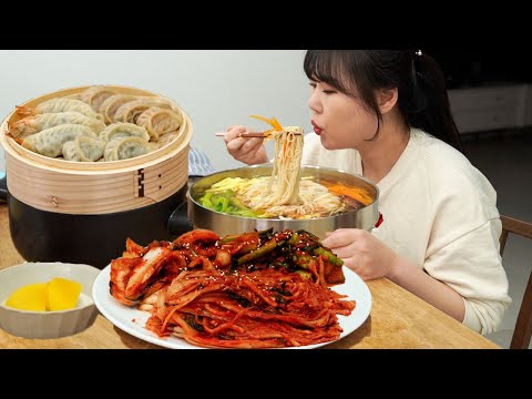 Видео: 🔥Очень острый лук, огуречный кимчи, 3 вида пельменей и суп с лапшой Мукбанг🍜