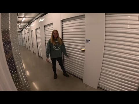 Видео: Я купил коллаж, оставленный студентами в шкафчике для хранения