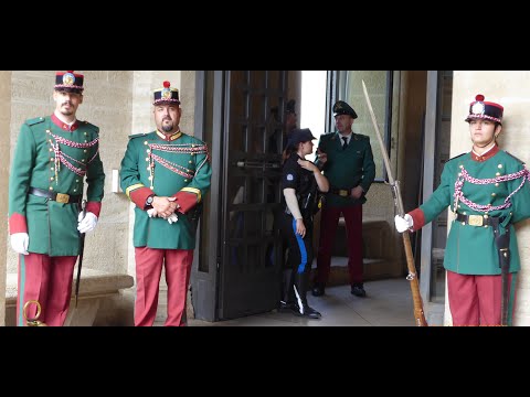 Видео: Республика Сан-Марино: затерявшаяся среди гор