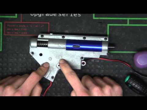 Видео: AirsoftEire.com — Замена пружины в M4/M16 — Подробно