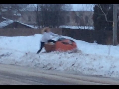 Видео: Девушка + старинный снегоход + 1 января = катастрофа