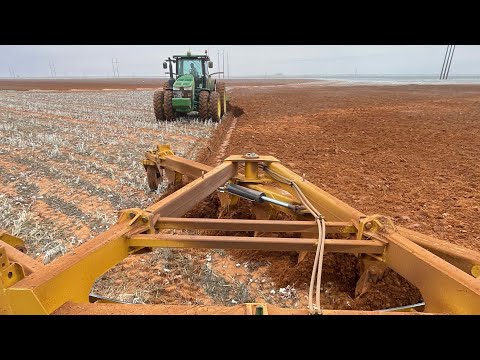Видео: Вспашка земли в морозную погоду