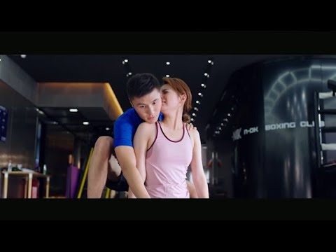 Видео: С помощью друзей у двух возлюбленных наконец-то происходит первый сладкий поцелуй.