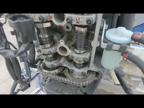 Видео: Проверка зазоров клапанов на Suzuki DF50 / Tappet clearance check