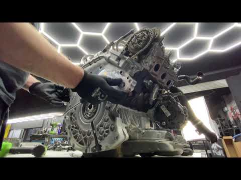 Видео: Audi A7 3.0TDI 4G8: дребезжащий звук двигателя? Вот что мы обнаружили внутри...