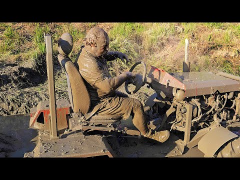 Видео: Смешное шоу тракторов Модликов - Водитель упал в грязь
