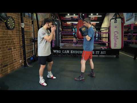 Видео: Четыре типичных ошибки постановки задней ноги в боксе.