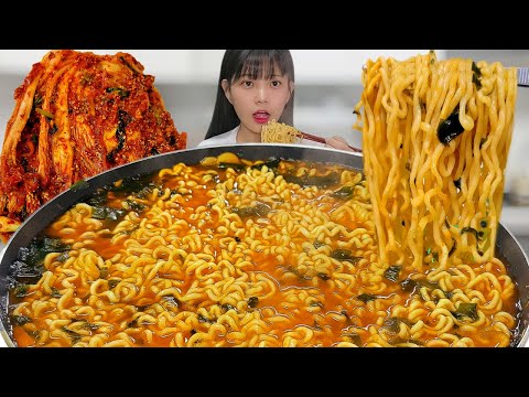 Видео: Острый кимчи и рамэн, приготовленные мамой🍜Ramyeon Korean eating show mukbang