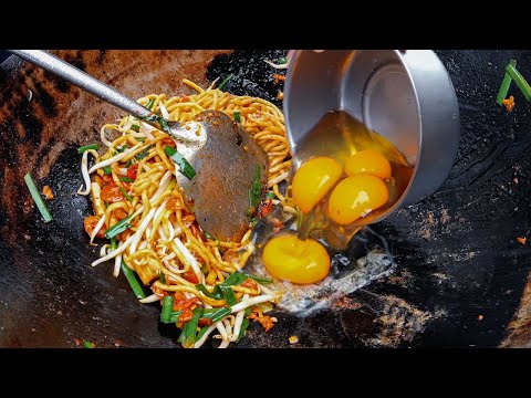 Видео: Вкуснятина! Ночной рынок, лучшая бабушка Пад Тай | Тайская уличная еда