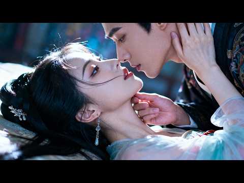 Видео: Принцесса была ослепительно красива, а её страж каждый день нагло забирался к ней в кровать.