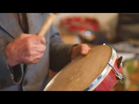 Видео: Гурчання й гра на бубні від діда Грицька