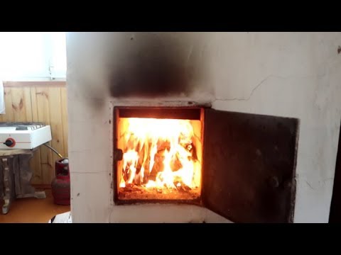 Видео: Дачный ВЛОГ. ЧУТЬ не ЗАДОХНУЛИСЬ. ТОПИМ ПЕЧЬ впервые за 5 лет