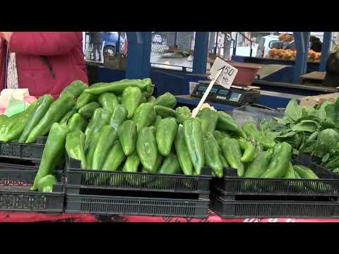 Видео: Цените на Женския пазар падат – 2,50 лв. за килограм домати, 3 лв. за краставици - БНР Новини
